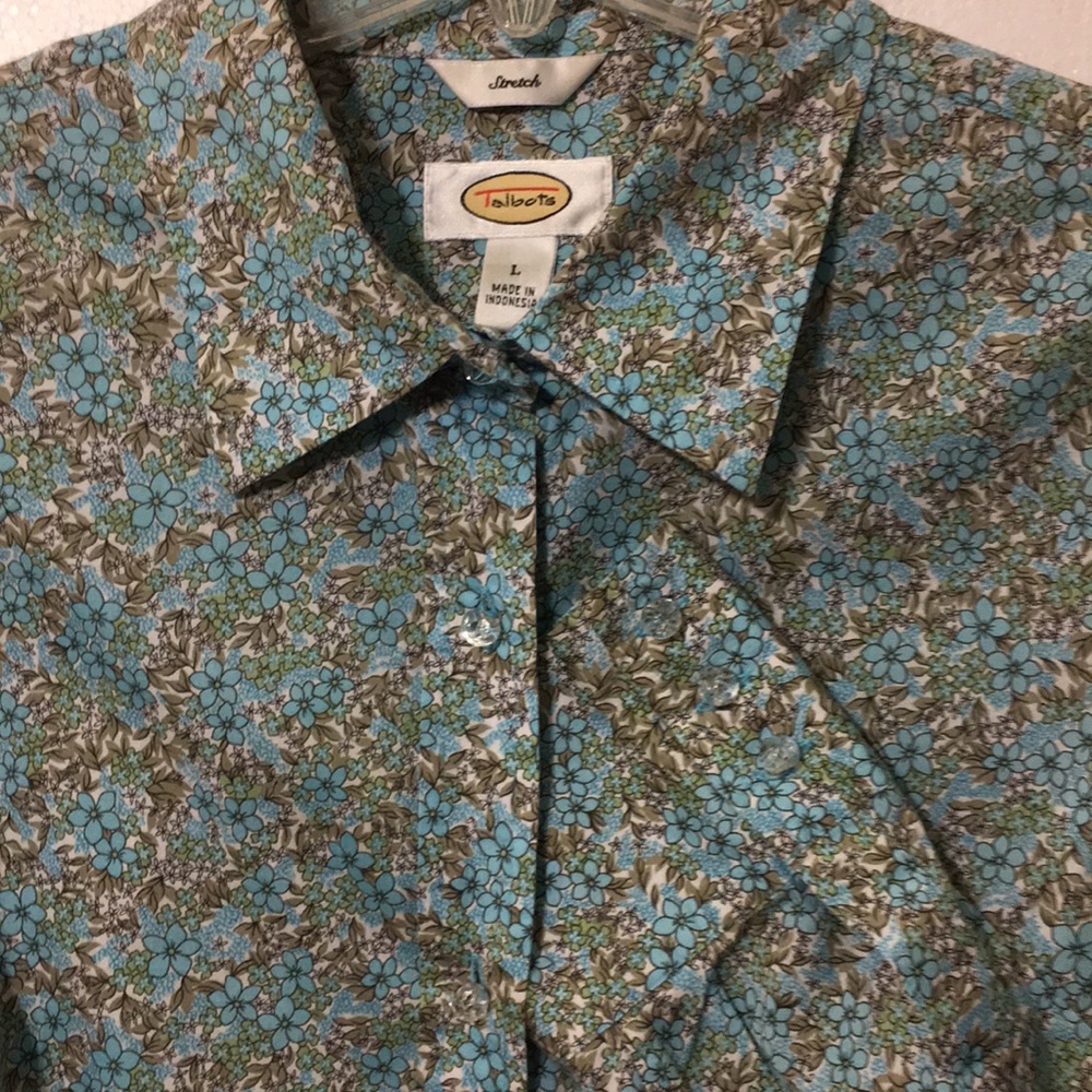 Talbots button up blouse, w / beautiful buttons. - Picture 4 of 4